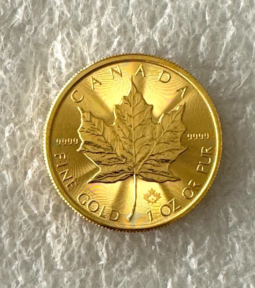 Revers d’une pièce d’or Maple Leaf canadienne 1 once — feuille d’érable, mention « FINE GOLD 1 OZ OR PUR » 9999, Royal Canadian Mint